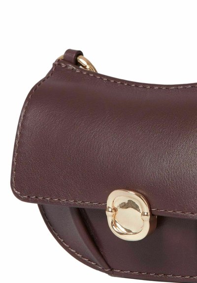 Piccola borsa a tracolla in pelle bordeaux con chiusura a patta, dotata di un gancio in metallo dorato e cuciture visibili lungo i bordi.