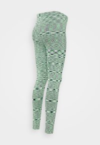 Leggings verdes com padrão em grade, apresentando diferentes tons de verde, tecido texturizado e cintura alta.