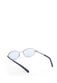 Kulaté sluneční brýle s tenkými stříbrnými kovovými rámy, světlými modrými čočkami a tmavě modrými gumovými nožičkami.