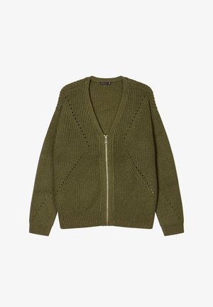 Grüne Strickjacke mit tiefem V-Ausschnitt, vollem Reißverschluss und offenen Strickmustern entlang der Schultern. Rippbündchen und Saum.