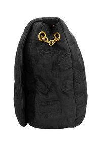 Zwarte suède tas met een gestructureerd oppervlak, met een gebogen vorm, gouden kettinghardware aan de bovenkant voor sluiting, en zonder extra accenten.