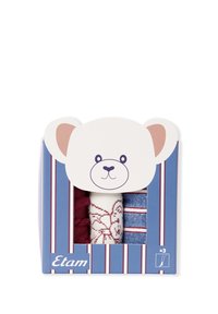 Tre paia di calzini in una scatola decorata con il volto di un orso. I calzini sono bordeaux, crema con un motivo rosso e blu a righe. La scatola presenta strisce verticali.