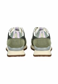 Grüne Wildleder- und Mesh-Sneaker mit einer weißen und grauen Sohle, die einen glänzenden silbernen Akzent an der Ferse und ein lila Logoschild an der Zunge aufweisen.