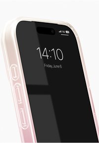 Klar mobildeksel med rosa detaljer; har utskjæringer for knapper og kamera. Skjermen viser tid og dato, med svart skjerm og 5G-signal.