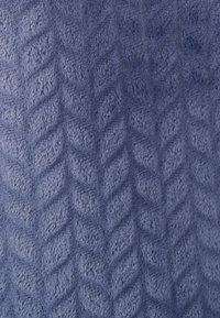Tejido azul texturizado con un patrón de diamante y elementos elevados, que ofrece una apariencia suave y lujosa, apta para textiles o tapicería.