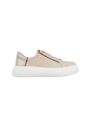 Beige lavtop sneaker med hvid tyk sål, snørelukning foran og metalisk tekstureret hælflig, sidebrandet "SMITH X" i lys brun.