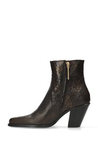 Botín marrón hasta el tobillo con un patrón texturizado de piel de serpiente, puntera afilada, cremallera lateral y tacón apilado. Los acentos de cuero liso realzan el diseño.