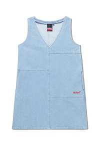 Vestito in denim azzurro chiaro senza maniche con scollatura a V, tasche frontali e accentuazione del logo rosso. Presenta una linea dritta e una texture liscia.