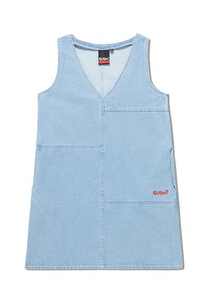 Robe sans manches en denim bleu clair avec un col en V, poches avant et accent logo rouge. Présente une coupe droite et une texture lisse.