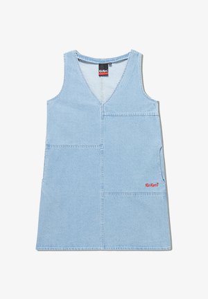 Vestido sin mangas de mezclilla azul claro con escote en V, bolsillos frontales y acento de logo rojo. Presenta un corte recto y una textura suave.