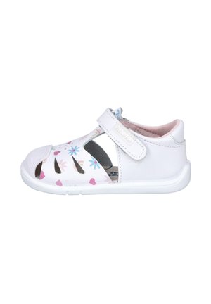 Sandalia blanca para niño pequeño con patrones de flores y corazones en rosa y azul, con puntera abierta y correa ajustable de velcro.
