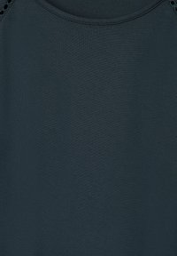 Tmavě šedé tričko s hladkou texturou, kulatým výstřihem a otevřeným švem na ramenou. Jednoduchý design bez viditelných vzorů.