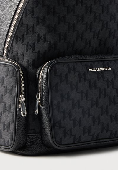 Sac à dos noir texturé avec motif ton sur ton "KL", deux poches zippées à l'avant et logo "KARL LAGERFELD" sur la plus grande poche.