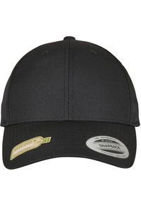 Încălțăminte tip snapback neagră din material textil, cu o coroană structurată și o visieră plată. Include un eticheta verde "Rescued Renewed" și un tag argintiu.
