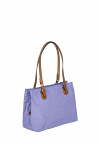 Borsa a spalla in tessuto viola con manici e dettagli in pelle marrone. Presenta un ampio scomparto e una lavorazione cucita.