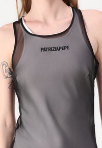 Graues, tailliertes Tanktop mit geripptem Textur, schwarzem Besatz und durchsichtigen Seiten. Mit "PATRIZIA PEPE" Logo auf der Vorderseite.