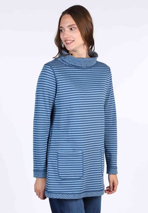 Gestreiftes blaues Tunika mit einem abgerundeten Kragen, der ein texturiertes Muster an Kragen und Bündchen aufweist, sowie zwei Fronttaschen.