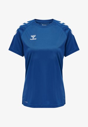 Sinine spordipolüester, mis on valmistatud siledast kangast, omab ümmargust kaelust ja valgeid õlavarre aktsente, kus on rindkere peal "hummel" logo.