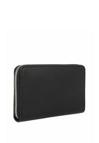 Monedero de cuero negro con una textura suave, forma rectangular y detalle de cremallera plateada que recorre el borde. Diseño minimalista.