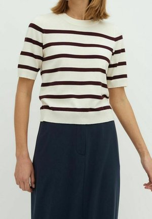Witte trui met korte mouwen met bordeauxrode horizontale strepen en een geribbelde halslijn. Gladde gebreide textuur met een getailleerde pasvorm aan de taille.