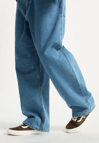 Vans CHECK-5 BAGGY  - Straight leg jeans - medium blue