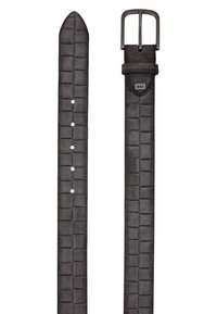 Zwarte leren riem met een patroon van vierkant textuur, rechthoekige gesp, vijf verstelgaten en een lus voor het bevestigen van overtollige band.
