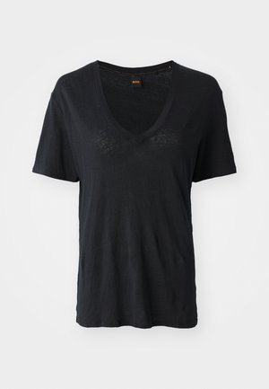 Czarna krótka koszulka V-neck z krótkim rękawem, wykonana z miękkiego materiału, o luźnym kroju i subtelnymi detalami teksturowymi z przodu.