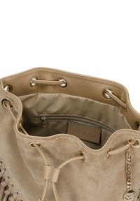 Beżowa zamszowa torba worek z złotymi akcentami. Zapięcie w postaci sznurka oraz wewnętrzna kieszeń na zamek. Gładka podszewka z metką marki.