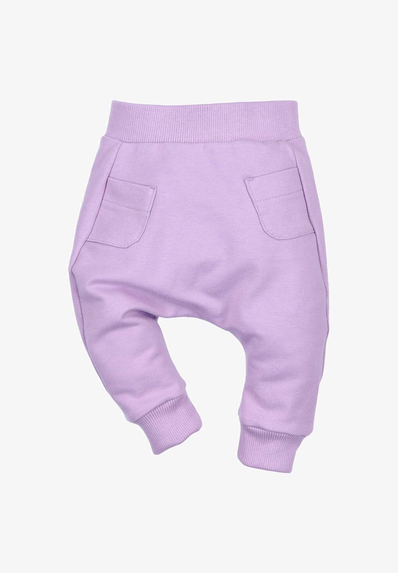 Jasnofioletowe spodnie dresowe wykonane z miękkiego materiału, z ryflowanym pasem w talii, dwiema bocznymi kieszeniami oraz elastycznymi mankietami przy kostkach.