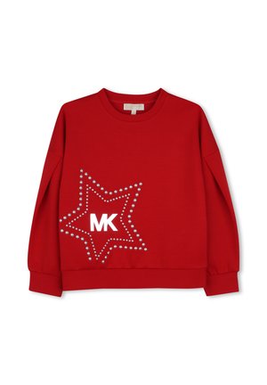 Sweat-shirt rouge à manches longues, col rond, avec une étoile cloutée argentée et des lettres blanches "MK" à l’intérieur de l’étoile sur le devant.