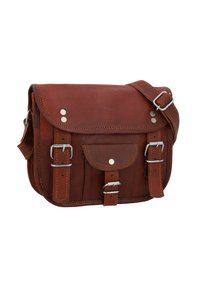 Borsa a tracolla in pelle marrone con rifiniture in argento, patta frontale e tracolla regolabile. Presenta cuciture decorative e molteplici tasche.