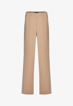 Beige Hosen mit weitem Bein und glatter Textur, ausgestattet mit einer flachen Vorderseite, genähten Bügelfalten und einem elastischen Bund. Akzentuiert mit einem Logodetail.