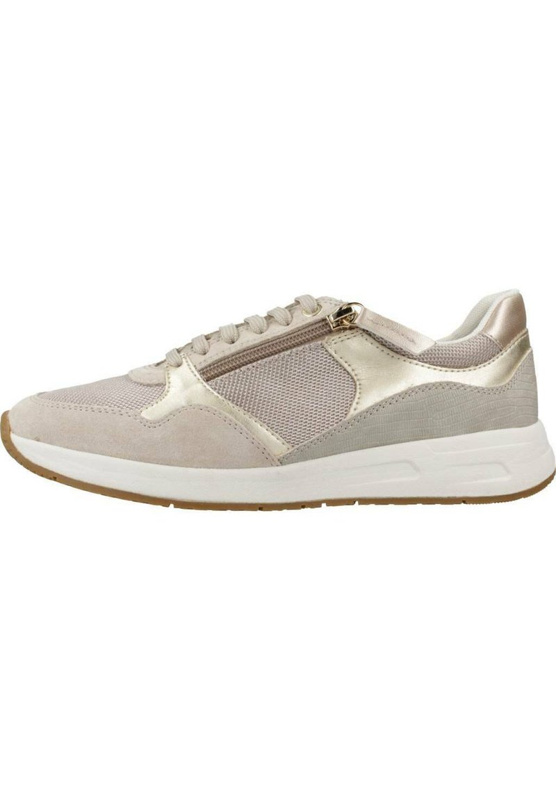 Chaussure de sport beige avec une tige en mesh, des accents en daim, un fini métallique et une fermeture éclair sur le côté. Dotée d'une semelle intermédiaire blanche et d'une semelle extérieure en caoutchouc.