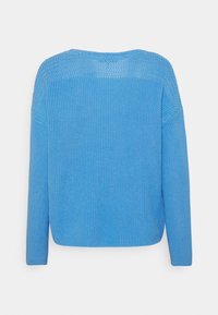 Niebieski sweter dzianinowy z teksturowanym tyłem, charakteryzujący się luźnym fasonem, okrągłym dekoltem i długimi rękawami. Materiał wydaje się lekki i przewiewny.