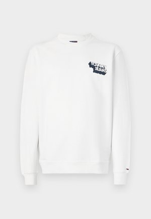 Witte sweater met lange mouwen, voorzien van een marineblauw "TOMMY JEANS" logo op de linkerborst. Gemaakt van zacht materiaal met een klassieke ronde hals.
