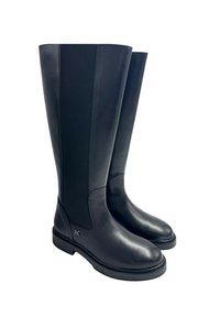 Stivali alti neri in pelle liscia, caratterizzati da pannelli laterali elasticizzati e un tacco basso; progettati per comfort e facilità d'uso.