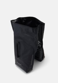 Borsa nera impermeabile con ampia apertura, forma rettangolare e due cinghie laterali. Presenta un logo e accenti riflettenti per la visibilità.