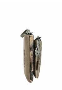 Cartera de cuero beige con patrón floral, dos compartimentos, herrajes plateados y cierre de broche. Acabado texturizado en la superficie.