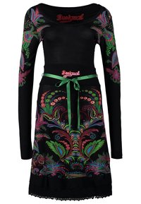 Robe noire à manches longues avec motifs floraux et cachemire colorés, ceinture ruban verte et logo "Desigual" sur la poitrine et la taille.