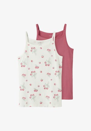 Zwei ärmellose Oberteile: eines weiß mit rotem Beerendruck und grünen Blättern, das andere in einfarbigem Dunkelrosa. Beide haben dünne Träger und eine Baumwollstruktur.