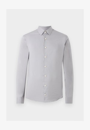 Svijetlo siva košulja dugih rukava s gumbima, oštrim ovratnikom i bijelim gumbima, prikazana na jednobojnoj bijeloj pozadini.