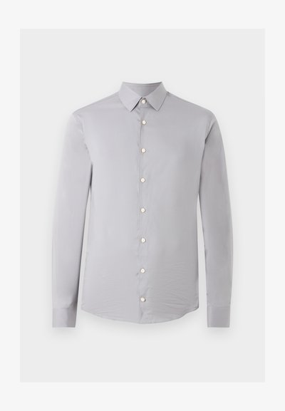 Ανοιχτό γκρι πουκάμισο με μακριά μανίκια, κουμπιά και μυτερό γιακά, παρουσιασμένο σε απλό λευκό φόντο.