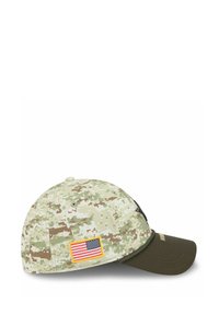 Kappe mit einem digitalen Camouflage-Muster in Beige und Grün, einem dunkelgrünen Schirm und einem rechteckigen U.S.-Flaggen-Patch an der Seite.