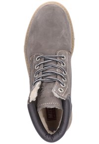 Bota de cuero gris con diseño de cordones, que cuenta con forro de tela texturizada y suela de goma. Incluye ojales de metal y cordones grises en contraste.