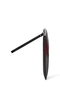 Zwarte clutch van getextureerd leer met een strak ontwerp, voorzien van een ritssluiting en een platte vorm. Voorzien van een afneembare band voor veelzijdigheid.