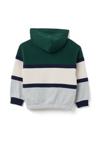 Sudadera con capucha de color verde oscuro en la parte superior, blanca en el medio y gris claro en la parte inferior, con rayas horizontales azul marino en las mangas y el cuerpo.