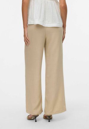 Pantaloni beige a gamba larga realizzati in tessuto liscio, con vita alta e vestibilità diritta, caratterizzati da cuciture sottili e senza motivi visibili.