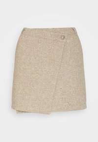 Jupe portefeuille en beige clair avec des éclats colorés, dotée d'une fermeture à bouton unique et d'un tissage texturé. Longueur courte, ourlet angulaire.