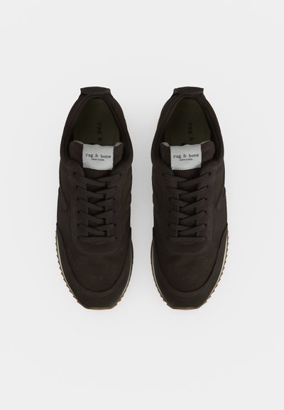 Paire de baskets marron foncé à lacets avec des étiquettes blanches sur la languette indiquant "rag & bone New York", vues de dessus sur fond blanc.