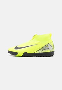 Baskets de sport jaune fluo au design épuré, avec un accent noir, un matériau texturé, une forme élancée et une semelle en caoutchouc solide.